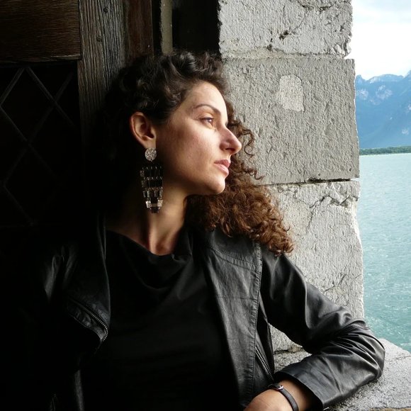 Meet your Posher, Lara - Picture 1 of 1